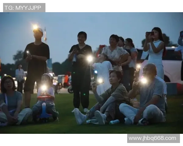 足球场上的旋律与激情会唱歌的足球明星们的多才多艺之旅