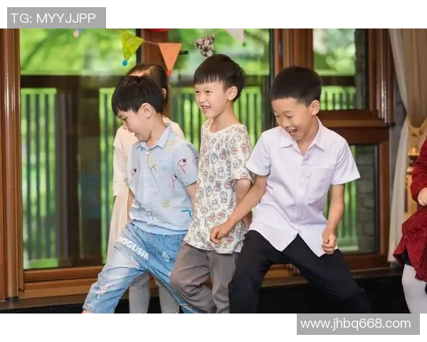 足球明星与孩子的温馨时光:亲子互动中的爱与成长 足球明星与孩子的温馨时光:亲子互动中的爱与成长