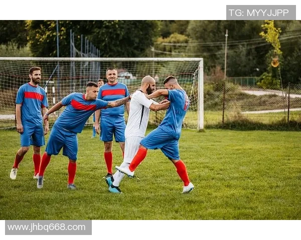 足球明星激烈对抗瞬间揭秘冲突背后的故事与情感纠葛 足球明星激烈对抗瞬间揭秘冲突背后的故事与情感纠葛